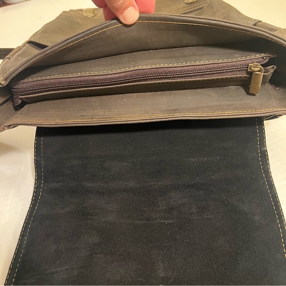 Unisex Brown Leather adjustable crossbody shoulder messenger or backpack - Picture 10 of 16